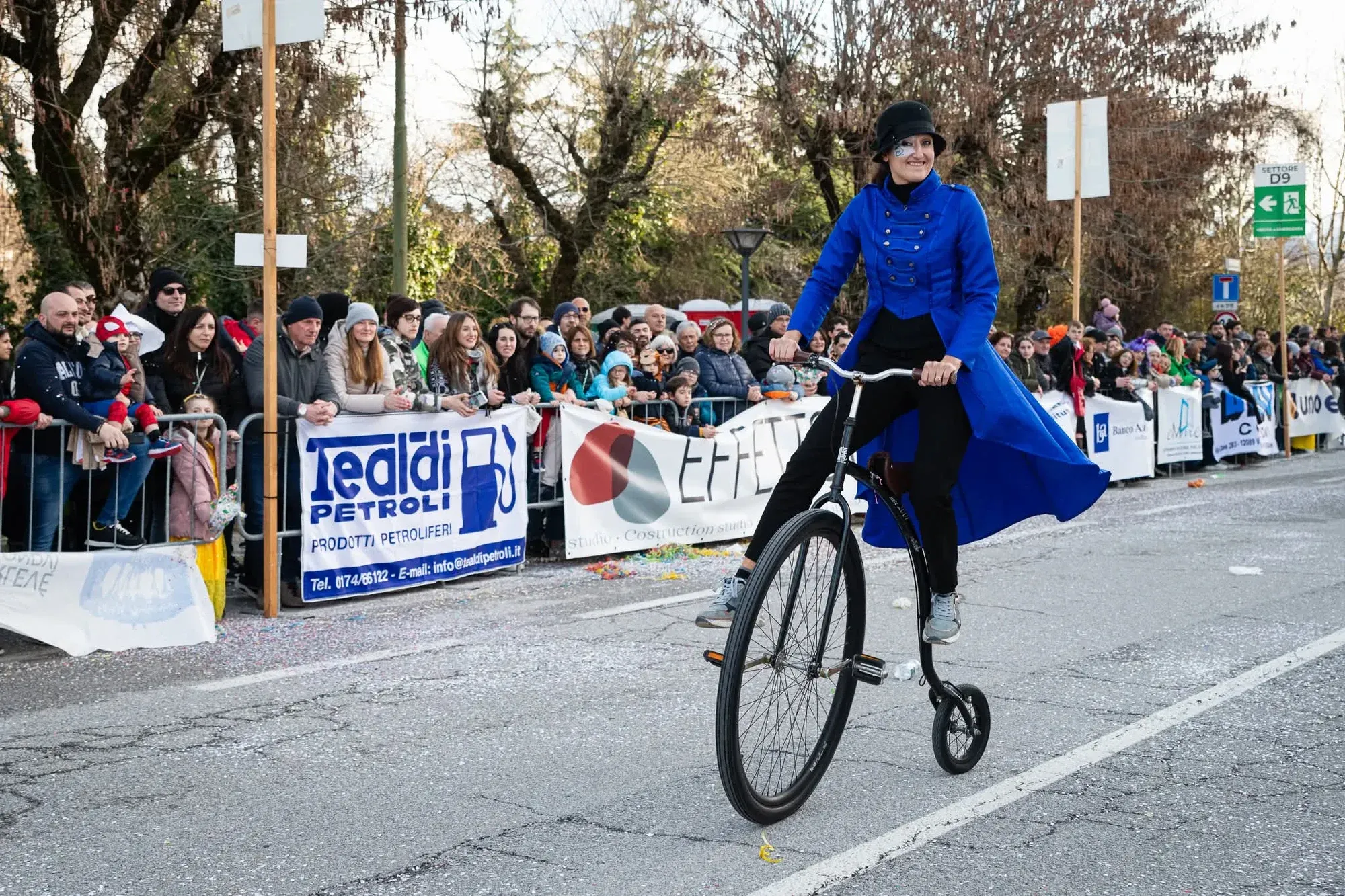 Sonia sul velocipede in piazza