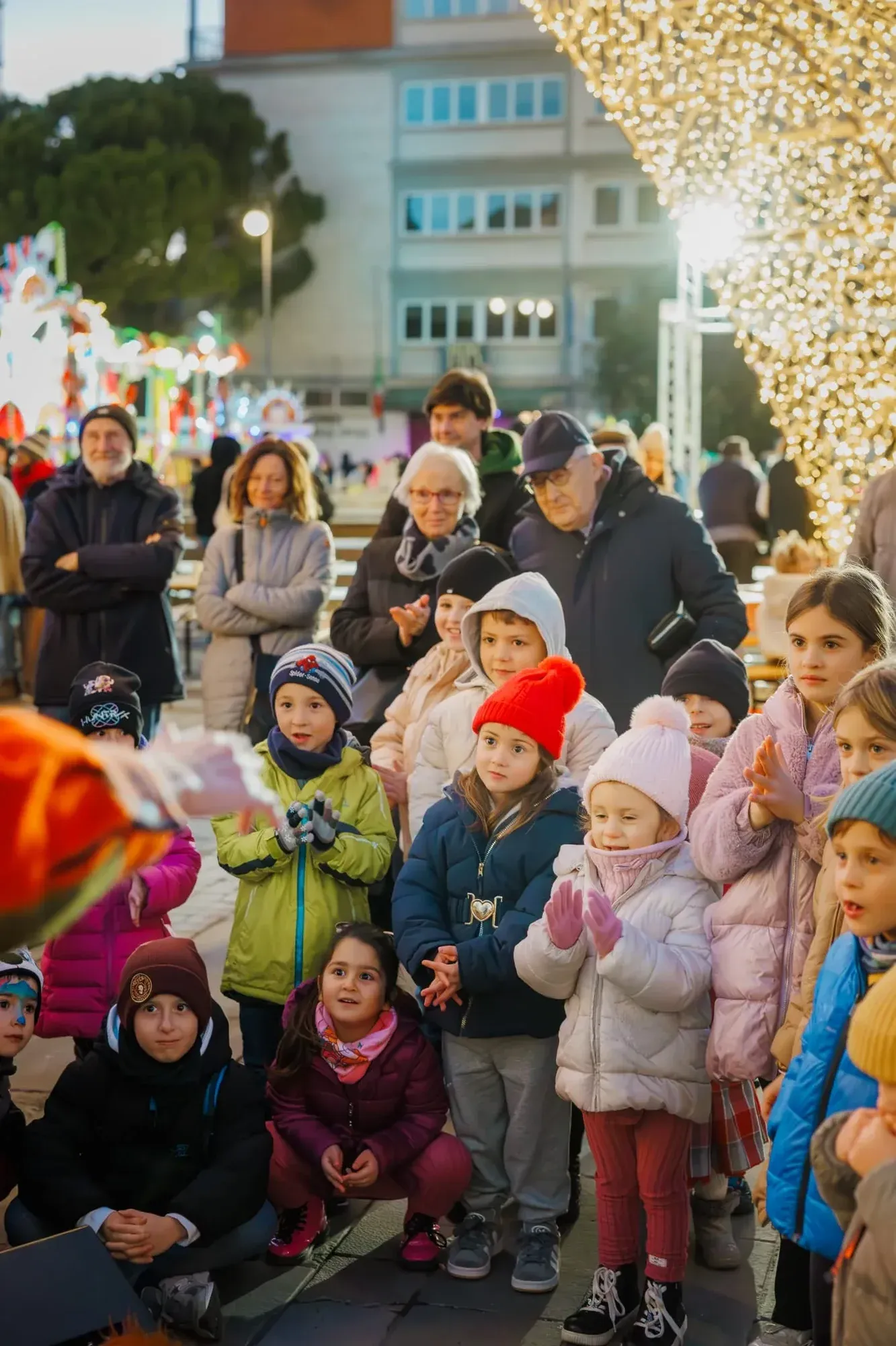 Bambini meravigliati durante lo spettacolo